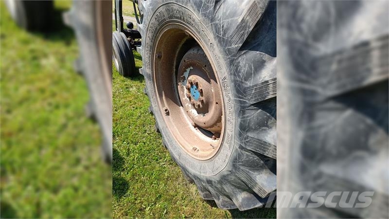 Ford 8210 med frontlæsser 트랙터