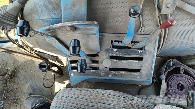 Ford 8210 med frontlæsser 트랙터