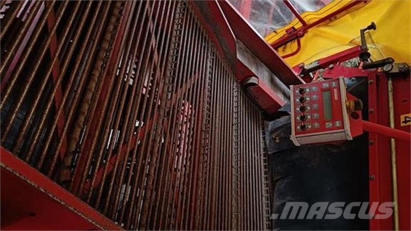 Grimme SE 150-60 Grimme SE 150-60, med hjultræk og med 17 馬鈴薯收穫機和挖掘機