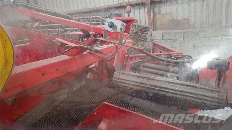 Grimme SE 150-60 Grimme SE 150-60, med hjultræk og med 17 馬鈴薯收穫機和挖掘機