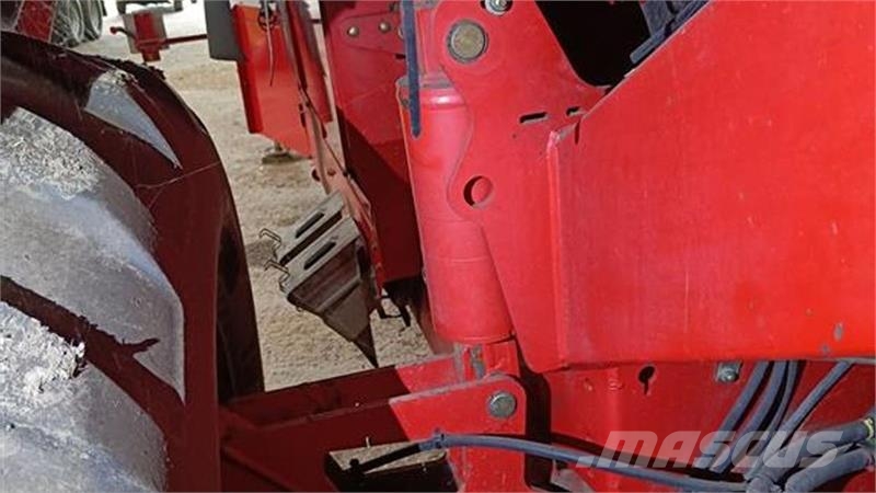 Grimme SE 150-60 Grimme SE 150-60, med hjultræk og med 17 馬鈴薯收穫機和挖掘機