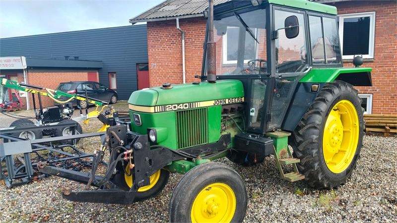 John Deere 2040 med frontlift Traktorji