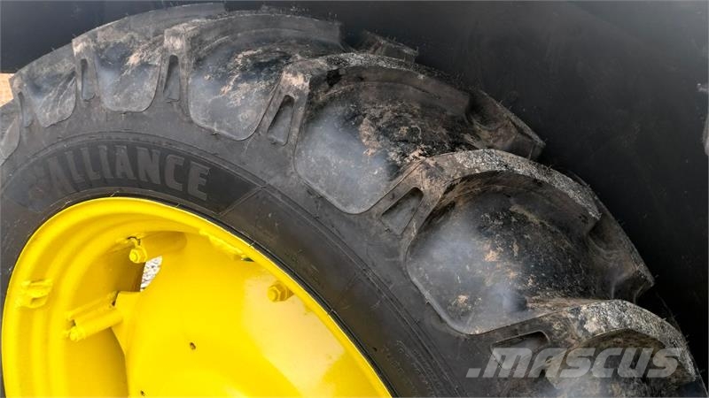 John Deere 2040 med frontlift Traktorji