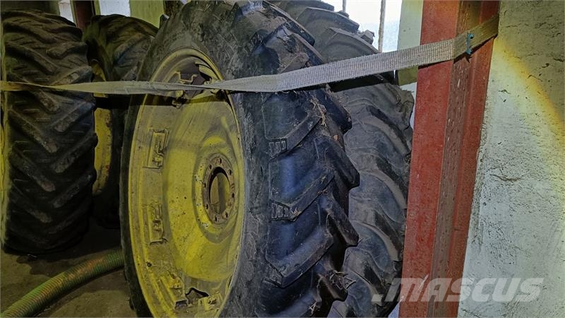 Sprøjte hjul. Front 9.5 R 32, bag 300/95 R46 Gume, točkovi i felne