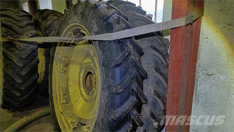 Sprøjte hjul. Front 9.5 R 32, bag 300/95 R46 Gume, točkovi i felne