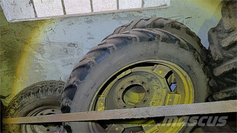 Sprøjte hjul. Front 9.5 R 32, bag 300/95 R46 Gume, točkovi i felne
