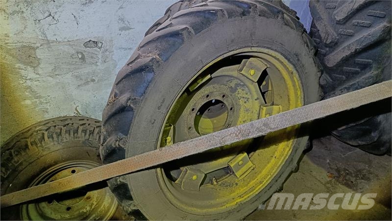 Sprøjte hjul. Front 9.5 R 32, bag 300/95 R46 Gume, točkovi i felne