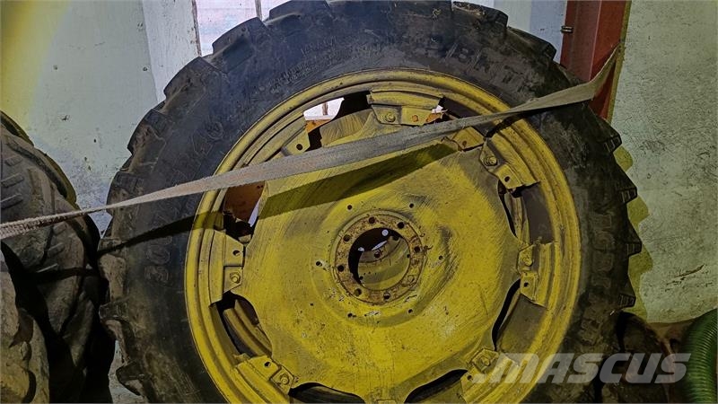 Sprøjte hjul. Front 9.5 R 32, bag 300/95 R46 Gume, točkovi i felne