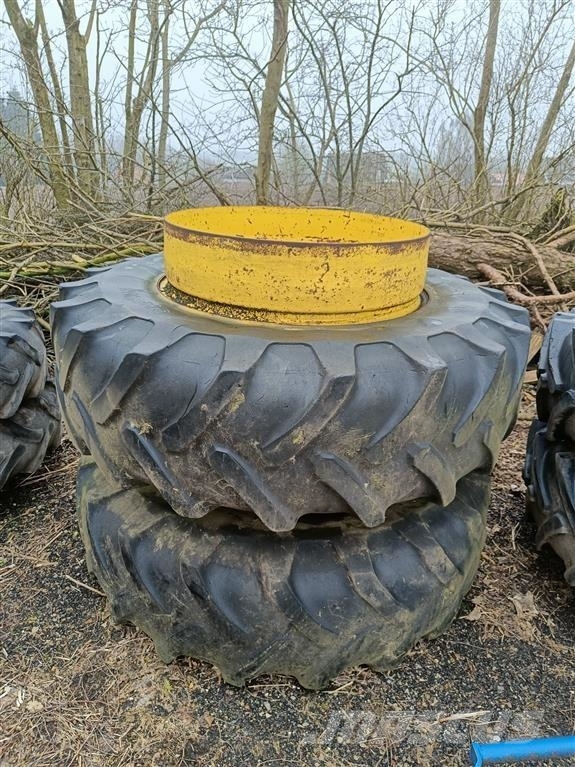 Tvillinghjul 20.8 R 38 med 6 låse i alt. 轮胎、车轮、轮圈