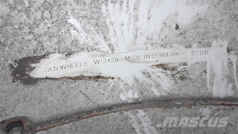  Tvillinghjul  Front 16.9 R28, Bag 20.8R 38 Tyres, wheels and rims