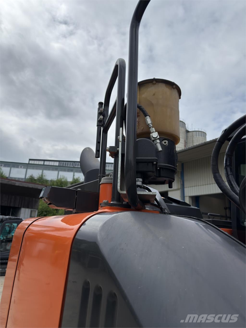 Hitachi ZX135US-6 حفارات زحافة