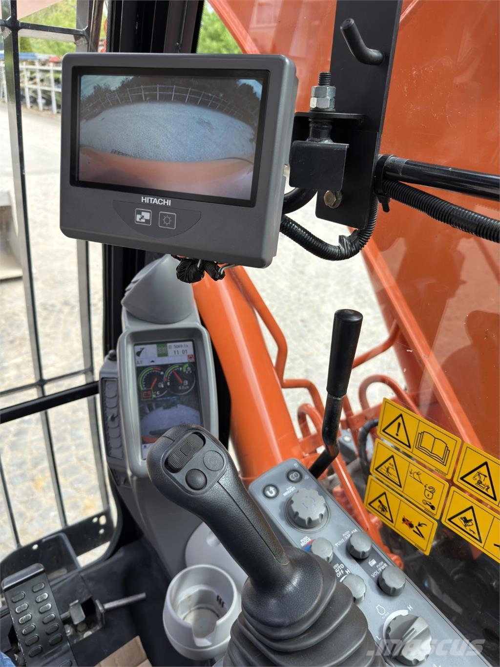 Hitachi ZX135US-6 حفارات زحافة