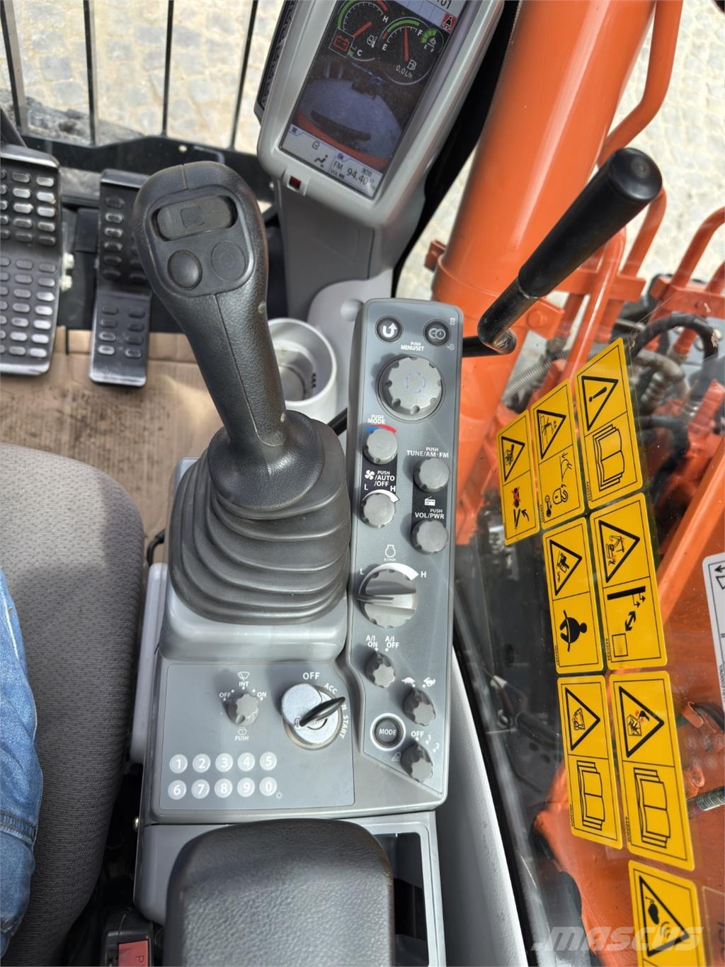 Hitachi ZX135US-6 حفارات زحافة
