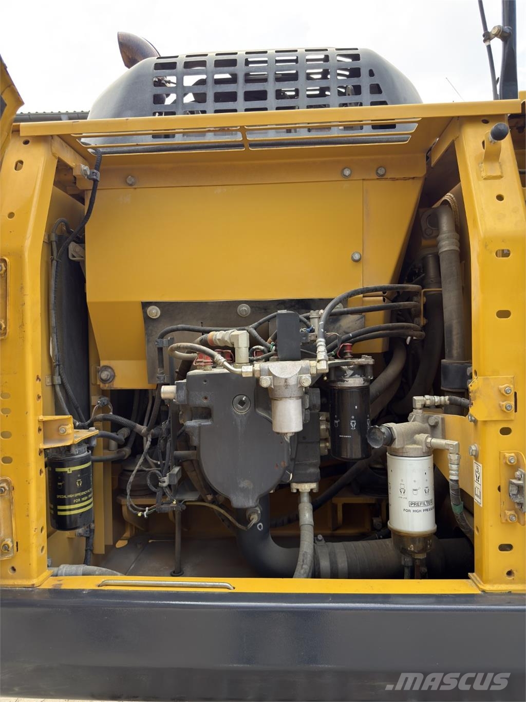 Komatsu PC210LC-10 حفارات زحافة