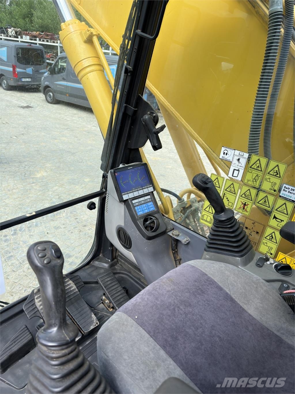 Komatsu PC210LC-10 حفارات زحافة