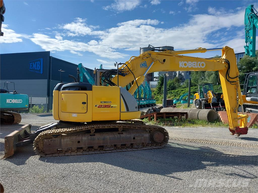 New Holland Kobelco E235B SRNLC Rupsgraafmachines