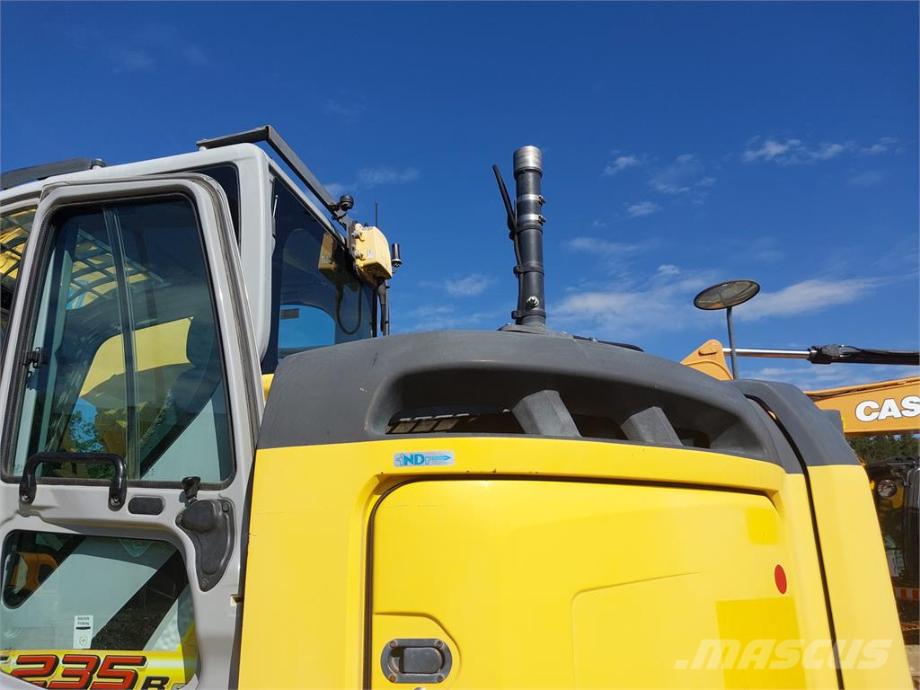 New Holland Kobelco E235B SRNLC Rupsgraafmachines
