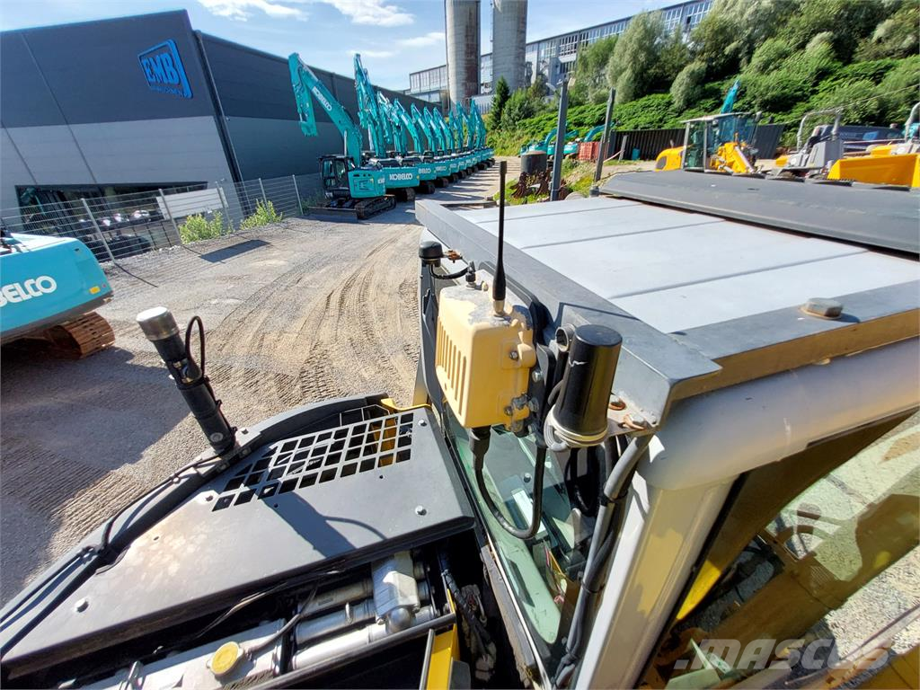 New Holland Kobelco E235B SRNLC Rupsgraafmachines