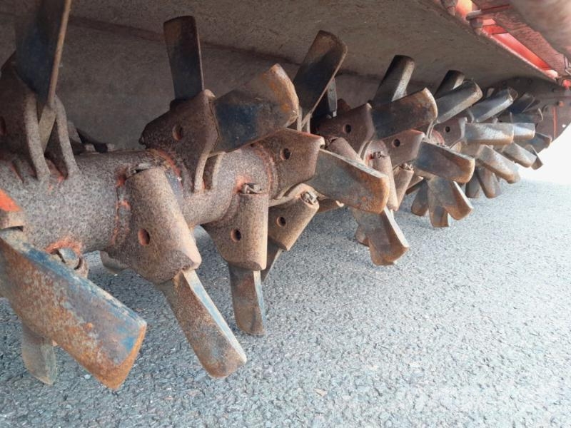 Kuhn EL102 الكاسحات وقلابات التربة ذات المحركات
