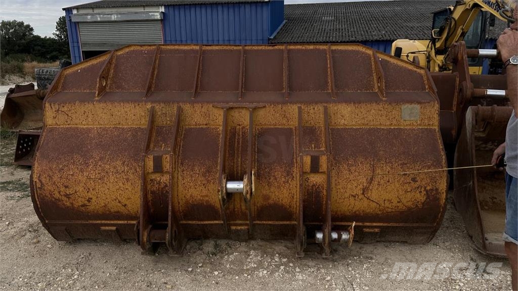  Bucket CATERPILLAR 966G (Chargeuse) Pistoane