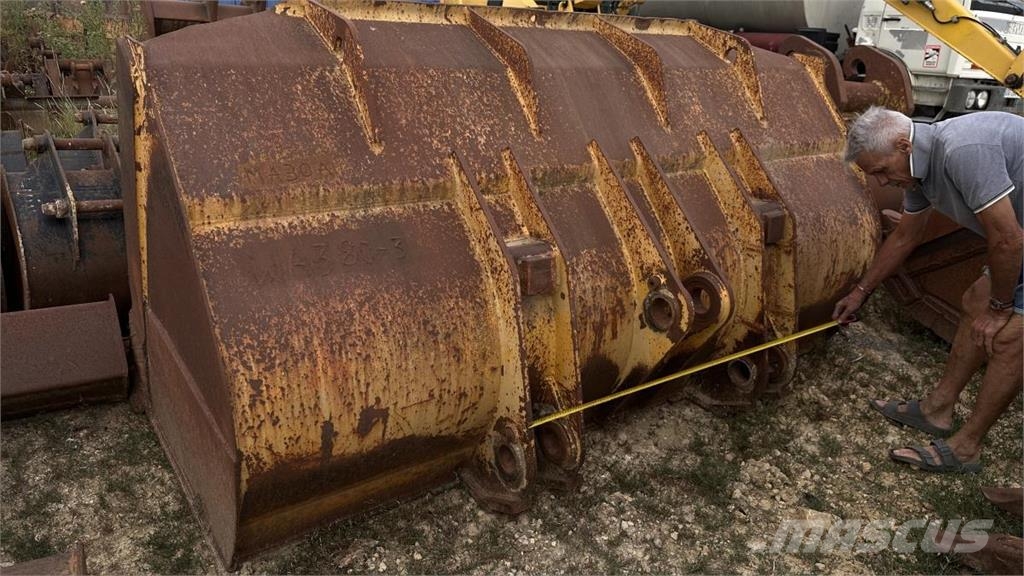  Bucket CATERPILLAR 966G (Chargeuse) Pistoane