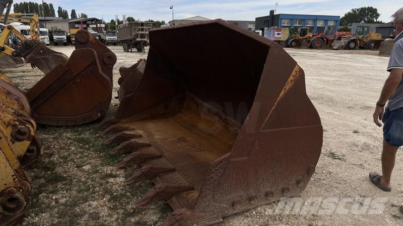  Bucket CATERPILLAR 966G (Chargeuse) Pistoane