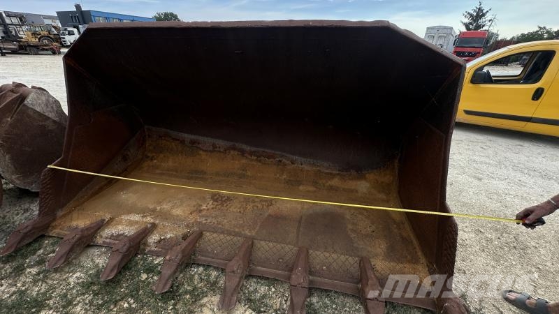  Bucket CATERPILLAR 966G (Chargeuse) Pistoane