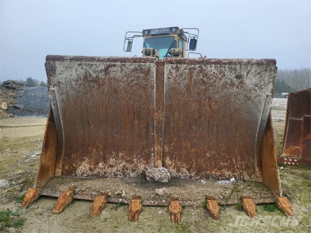CAT 988F Kolesové nakladače