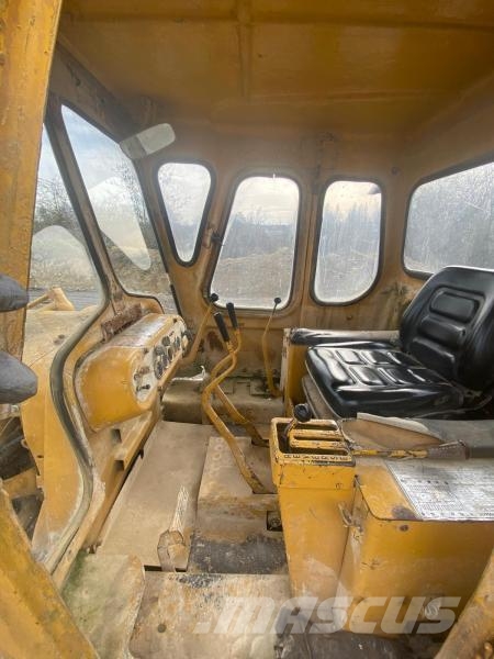 CAT D4D ブルドーザー