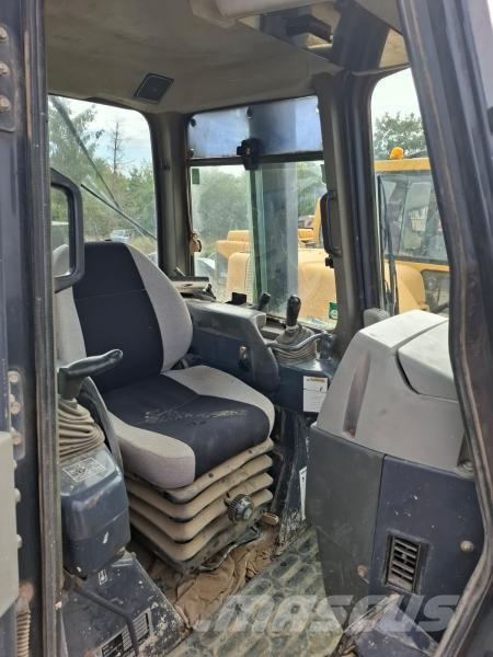 Komatsu D61PX Pásové dozéry