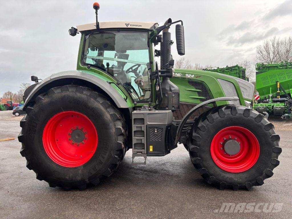 Fendt 824 VARIO PROFI + Tractors
