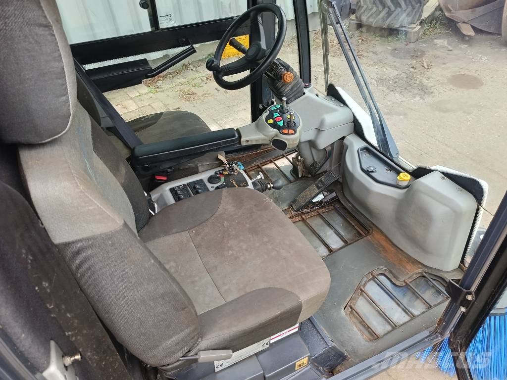 Bucher C202 sweeper veegmachine bezemwagen vacuum Zametací stroje