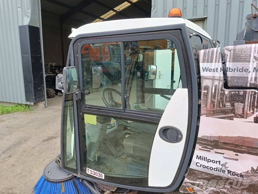 Bucher C202 sweeper veegmachine bezemwagen vacuum Zametací stroje
