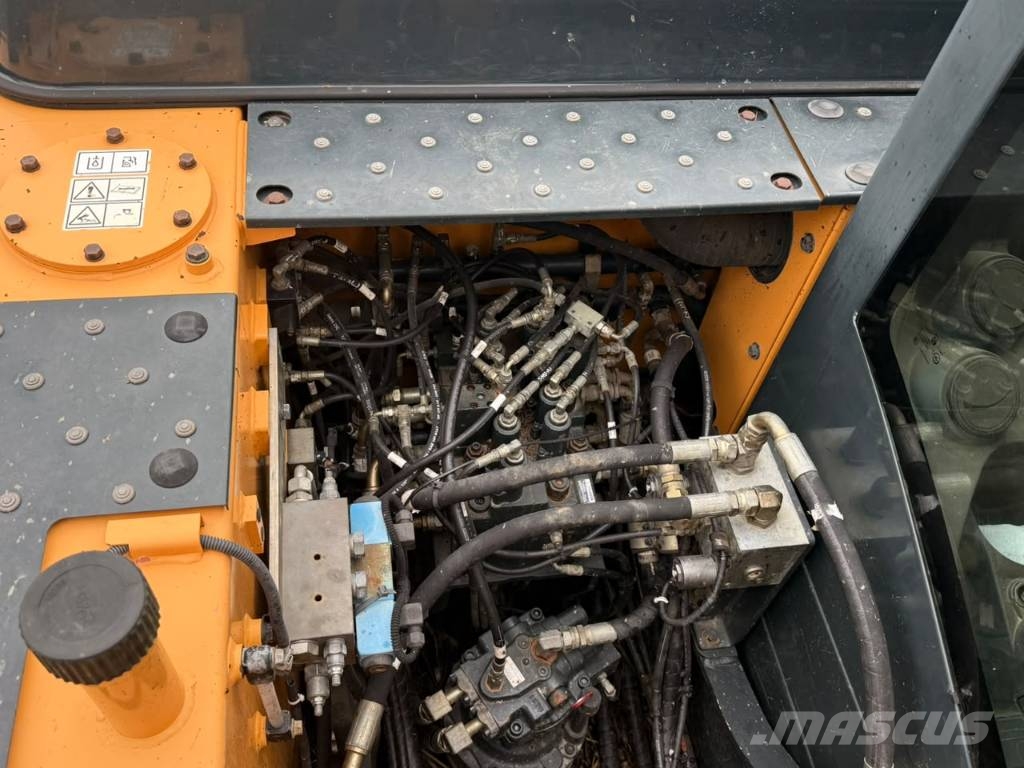 Hyundai HX140L حفارات طويلة الذراع
