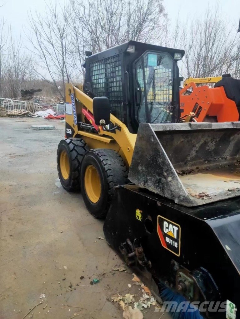 CAT 226 B Skid steer mini nakladalci