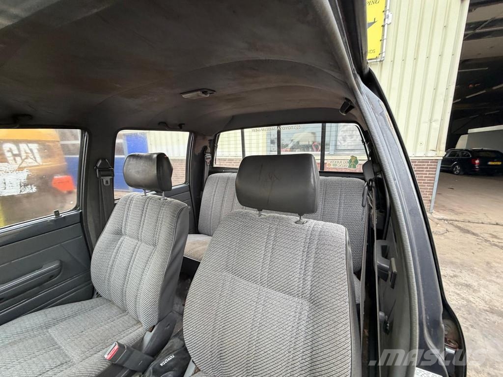 Toyota Hilux - 2.4 Petrol Engine - Pick Up - Double Cabin Personbiler