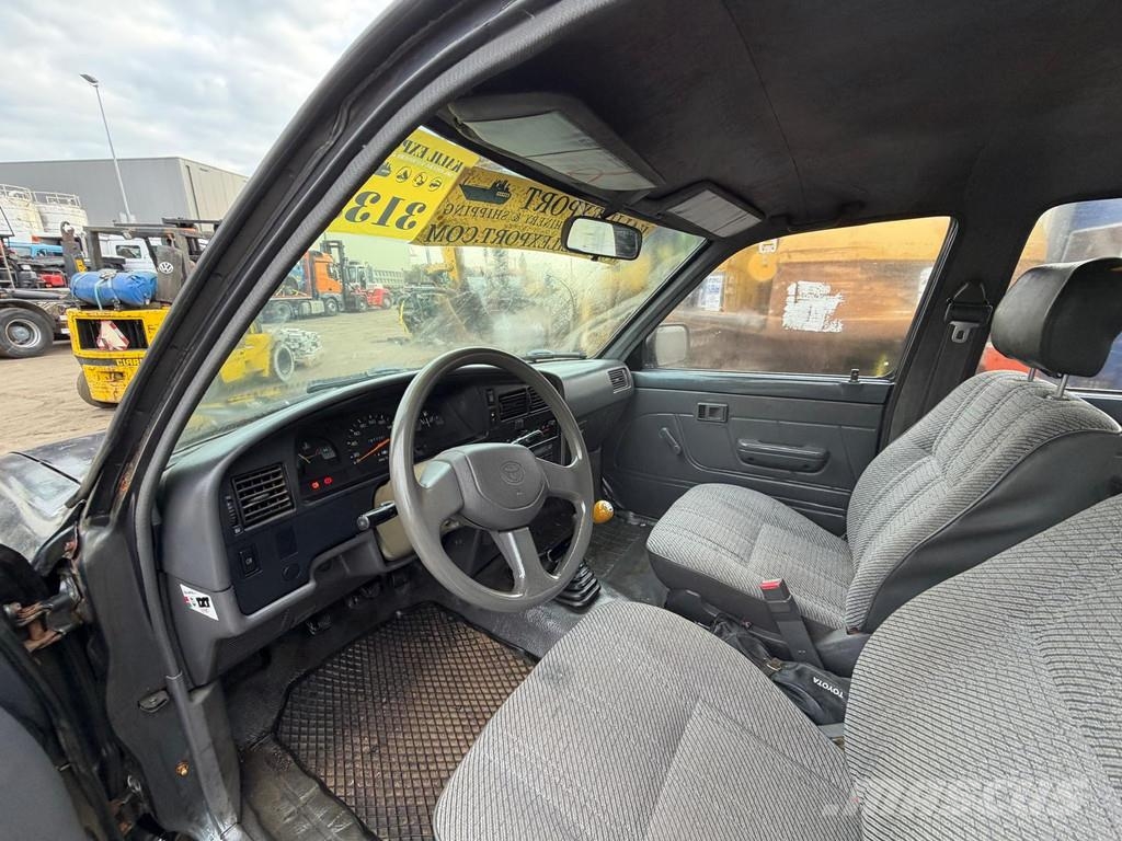 Toyota Hilux - 2.4 Petrol Engine - Pick Up - Double Cabin Personbiler
