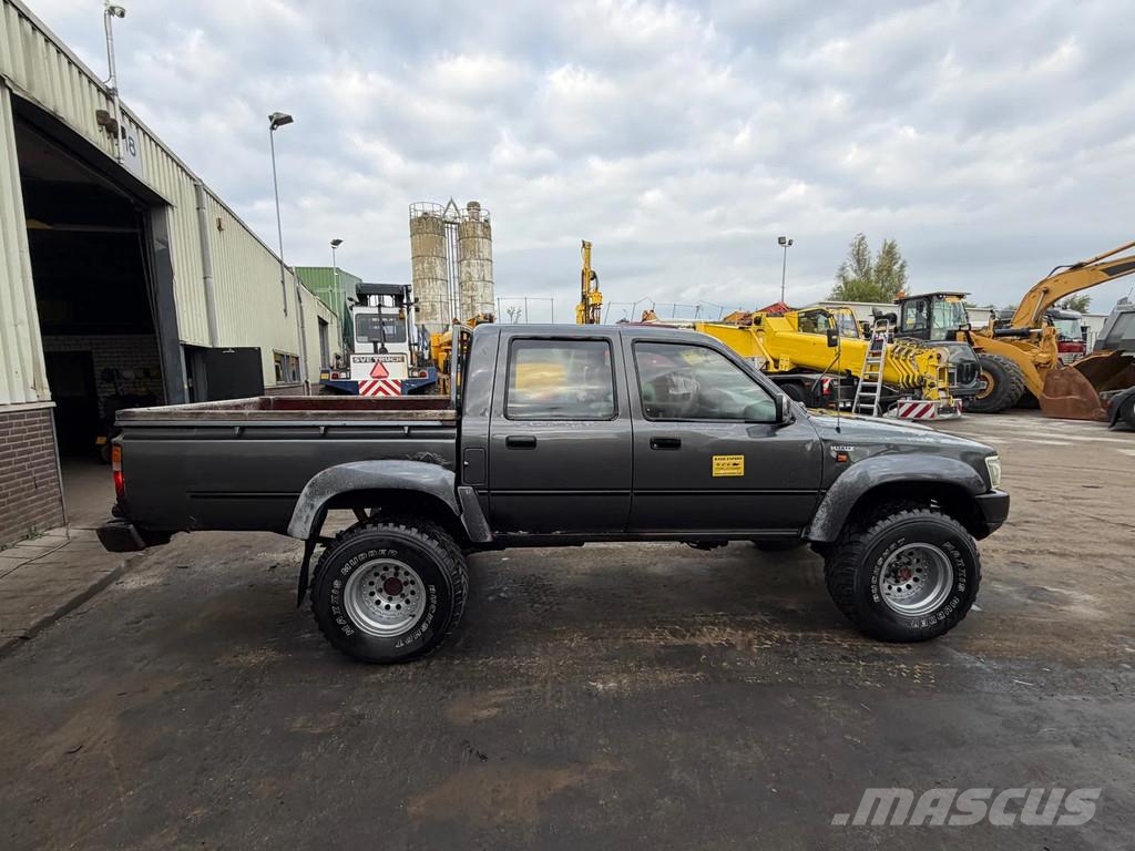 Toyota Hilux - 2.4 Petrol Engine - Pick Up - Double Cabin Personbiler
