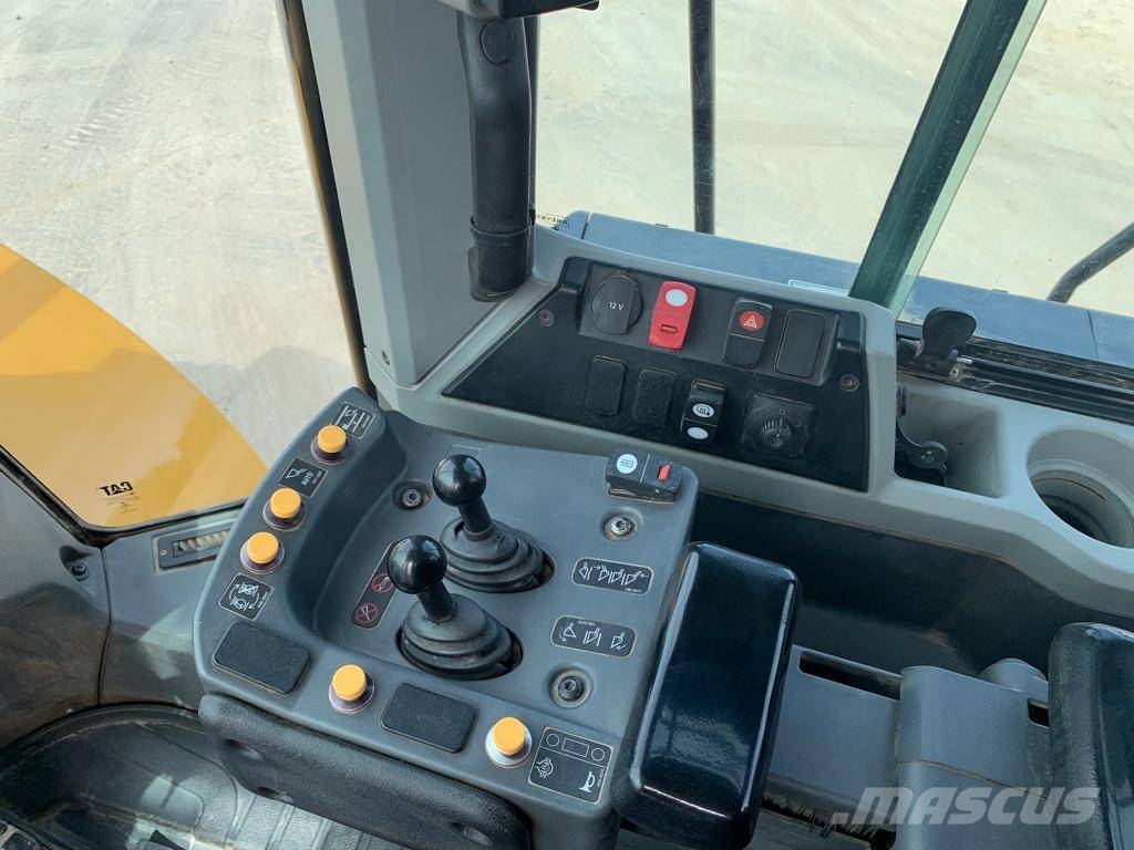 CAT 972M XE Фронтальні навантажувачі