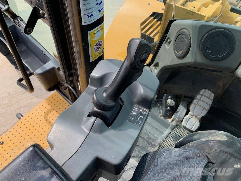 CAT 972M XE Фронтальні навантажувачі