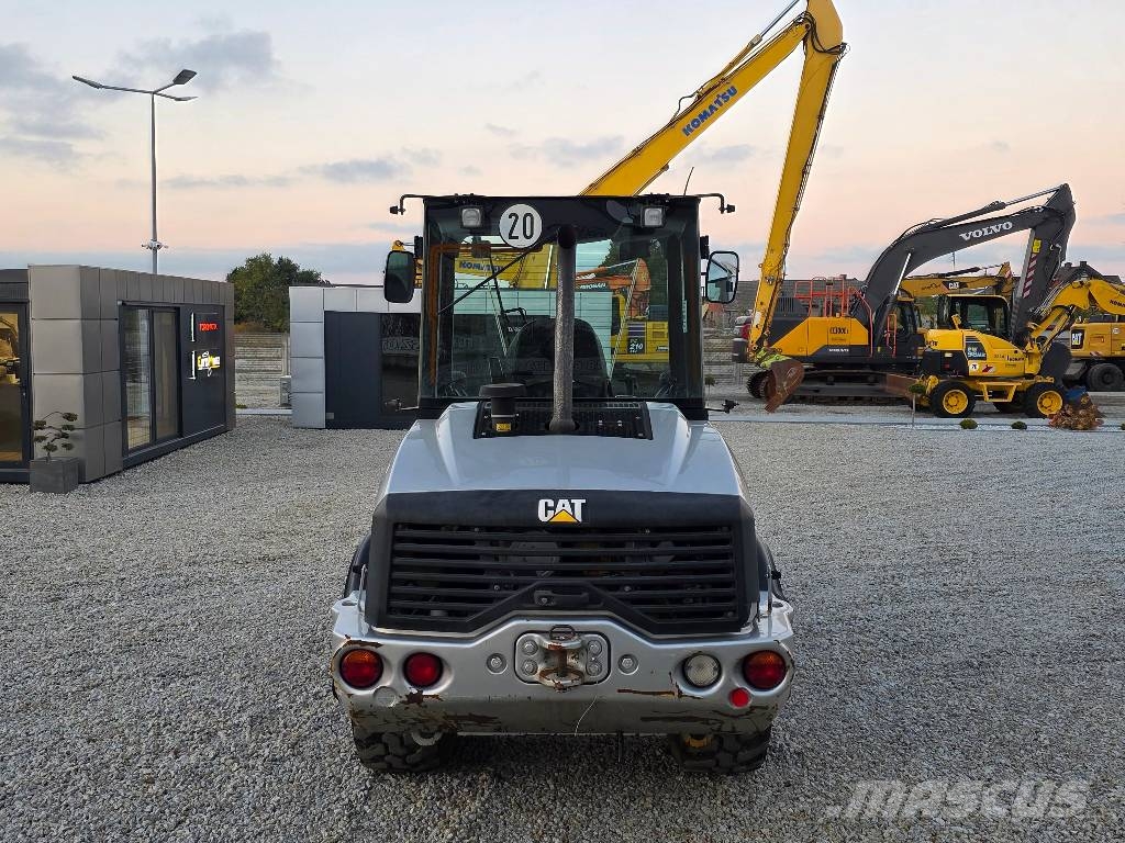 CAT 907M, 2015 ROK, 2000 MTH !!! ŁYŻKA + WIDŁY Фронтальні навантажувачі