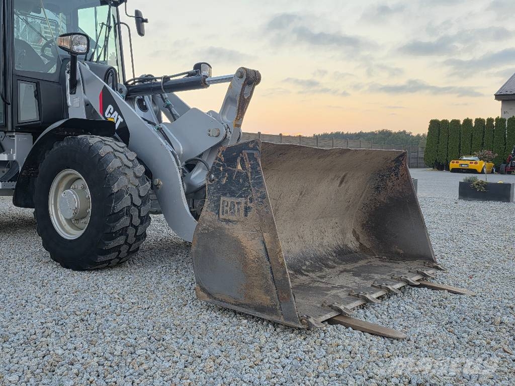 CAT 907M, 2015 ROK, 2000 MTH !!! ŁYŻKA + WIDŁY Фронтальні навантажувачі