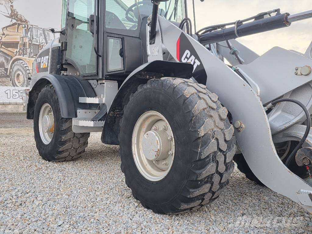 CAT 907M, 2015 ROK, 2000 MTH !!! ŁYŻKA + WIDŁY Фронтальні навантажувачі