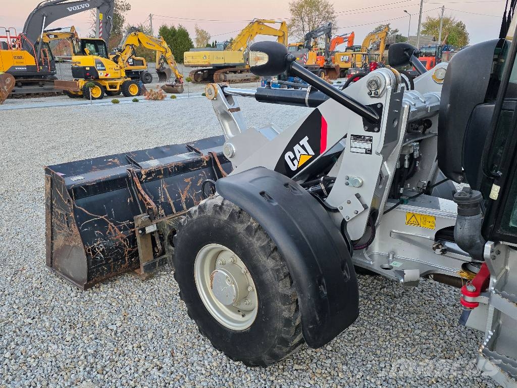 CAT 907M, 2015 ROK, 2000 MTH !!! ŁYŻKA + WIDŁY Фронтальні навантажувачі