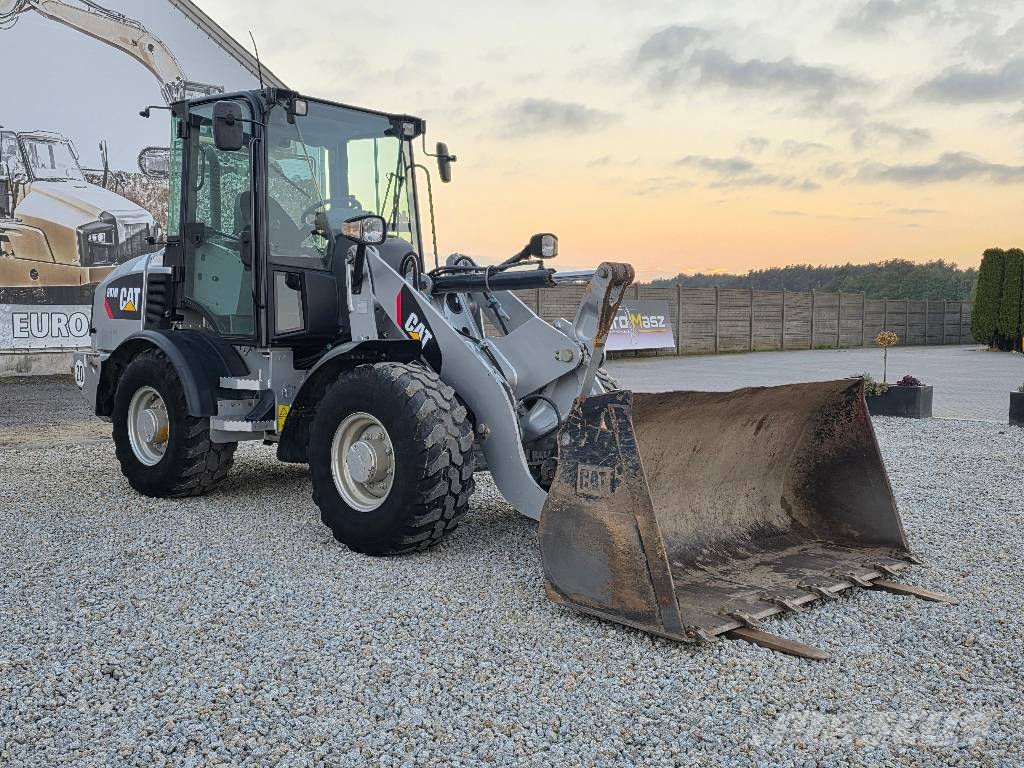 CAT 907M, 2015 ROK, 2000 MTH !!! ŁYŻKA + WIDŁY Фронтальні навантажувачі