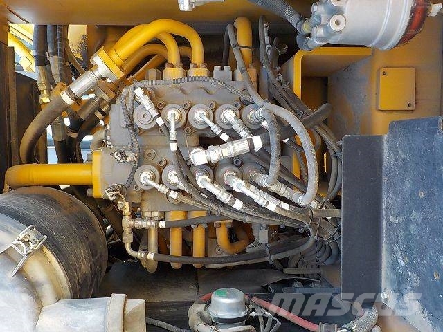 Kato HD823MR-6 Εκσκαφείς με ερπύστριες