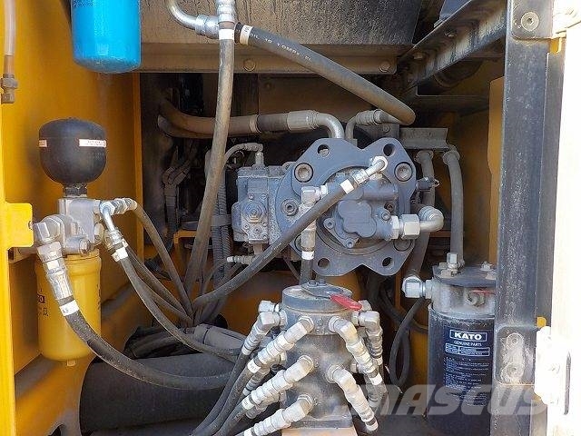 Kato HD823MR-6 Εκσκαφείς με ερπύστριες