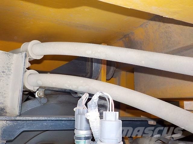 Kato HD823MR-6 Εκσκαφείς με ερπύστριες