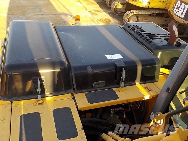 Kato HD823MR-6 Εκσκαφείς με ερπύστριες