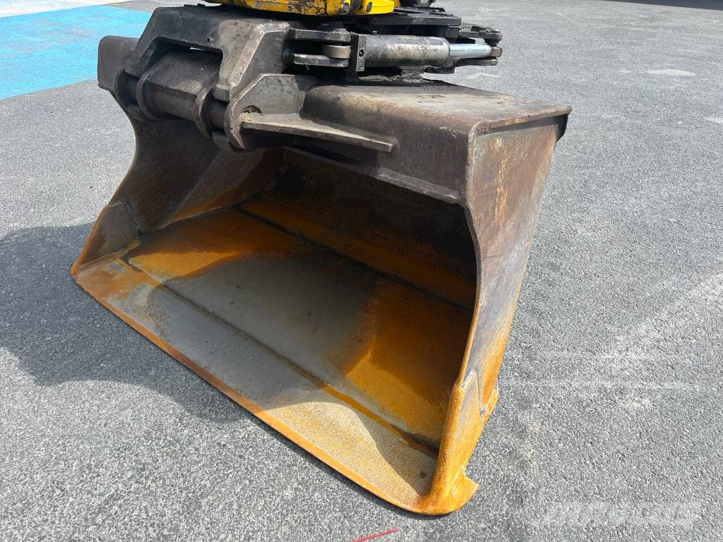 Komatsu PW 148-8 حفارات بعجل